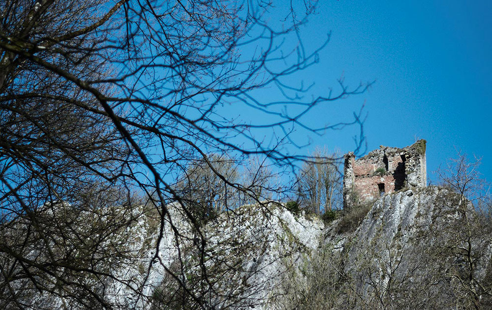 Des ruines en haut d'une falaise